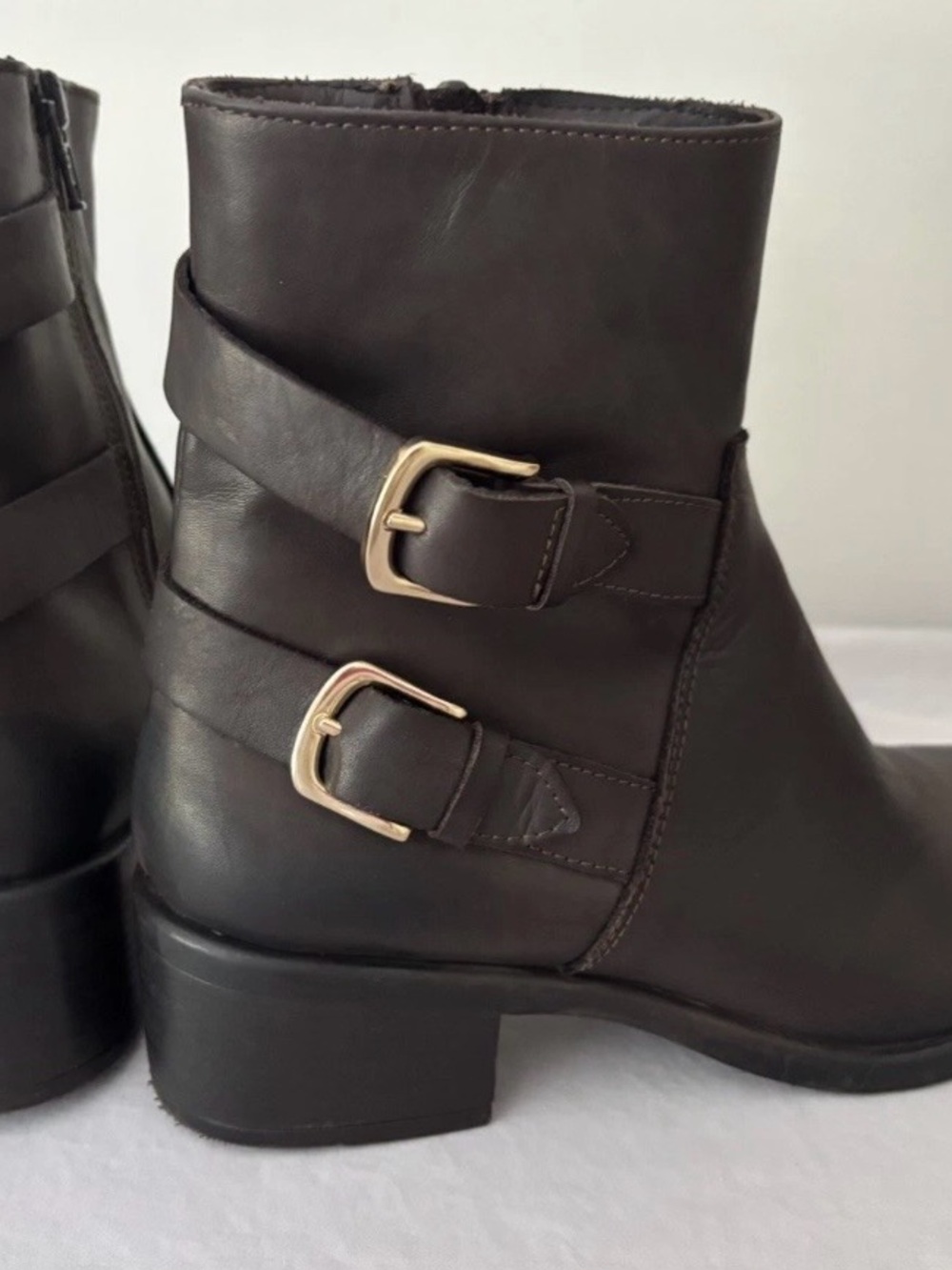 Emanuele Crasto Women’s Dark Brown Buckle Leather Ankle Boots, moto buckle Sz 8.
